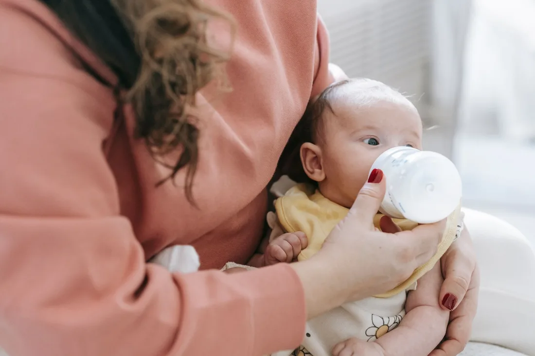 Eine Mutter gibt ihrem Baby ein Fläschchen.